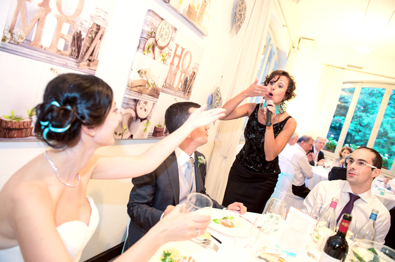 Giulia canta ad un matrimonio con lo sguarso rivolto verso la sposa che la saluta