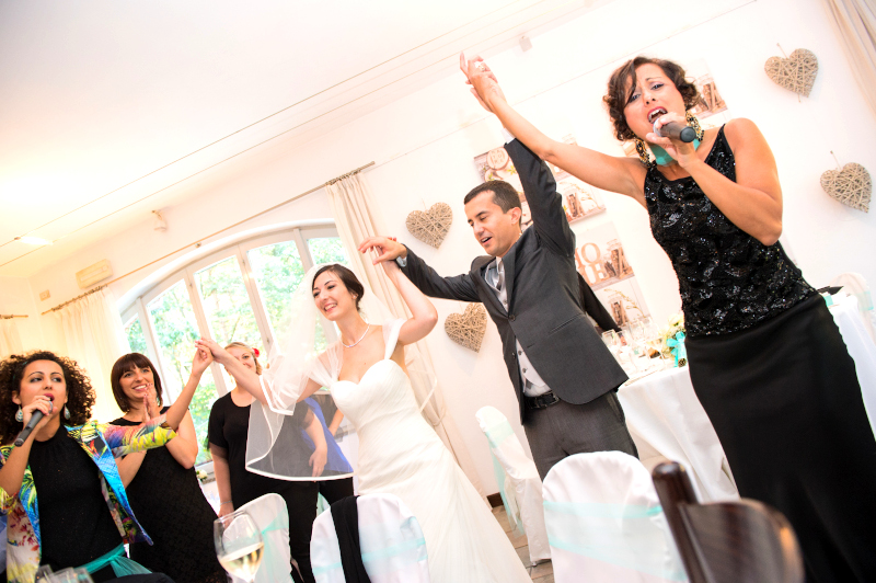 Giulia canta ad un matrimonio facendo ballare gli sposi